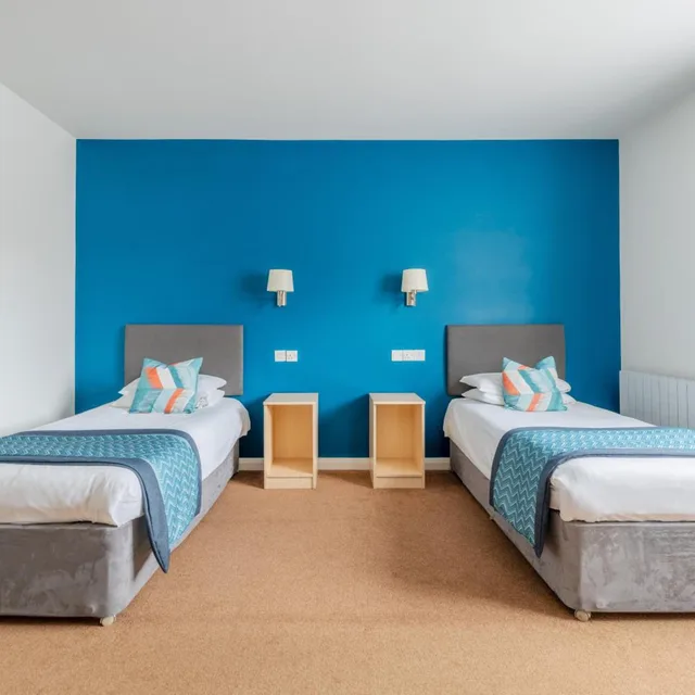غرفة بسرير مزدوج أو سريرين منفصلين بحوض استحمام لذوي الإعاقة، Wookey Hole Hotel 2/5