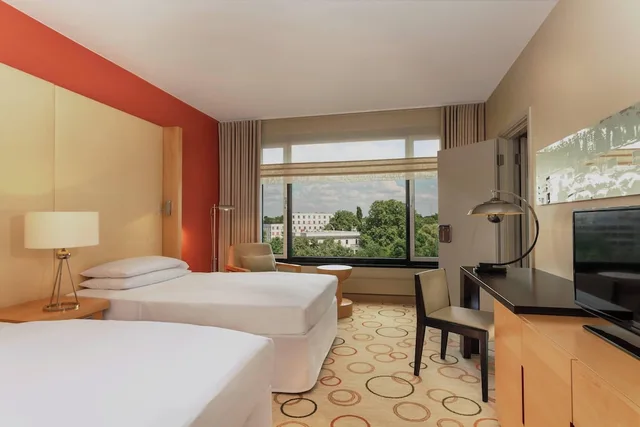 غرفة ديلوكس بسريرين منفصلين، SHERATON BERLIN GRAND HOTEL ESPLANADE 1/6