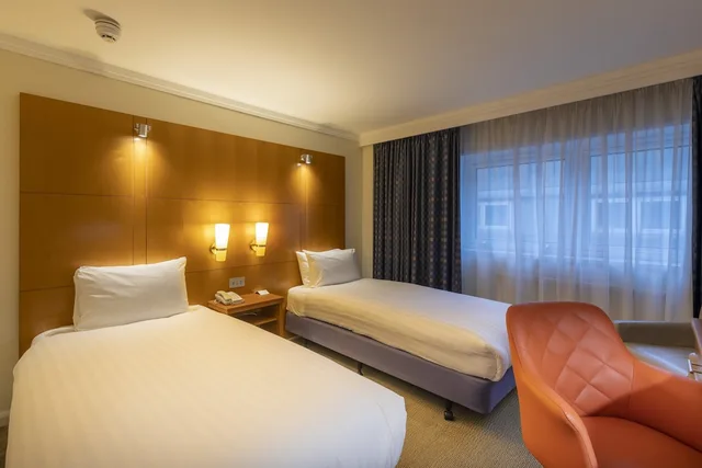 غرفة قياسية بسريرين منفصلين، Holiday Inn London - Regent's Park by IHG 1/5