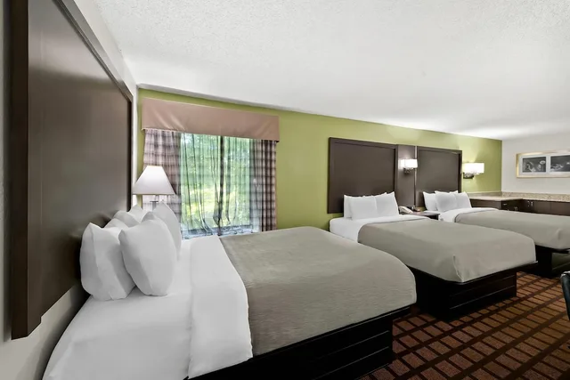 Standard, 3 Queen Beds, Quality Inn Raeford, NC 2/5