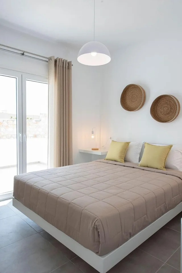 جناح بسريرين مزدوجين بإطلالة على البحر بغرفتي نوم مع أريكة بمسبح خاص، Valery Suites 1/5
