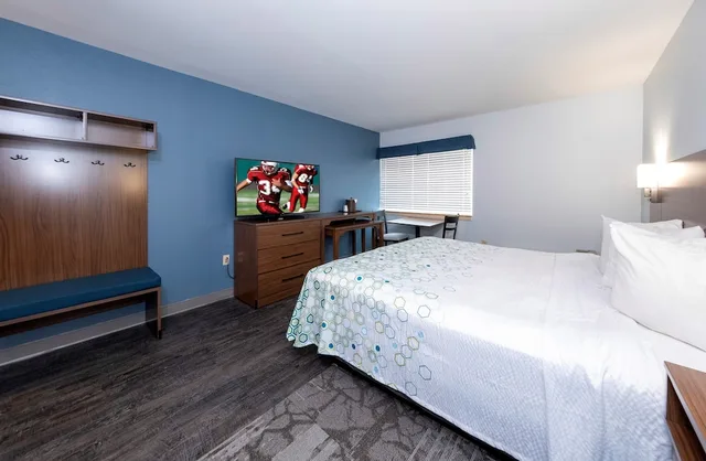 Studio, King Bed, HomeTowne Studios by Red Roof Wilmington - New Castle 2/7