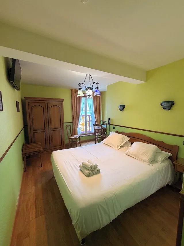 غرفة بسرير مزدوج بإطلالة على المرفأ، Hotel De Calais 3/10
