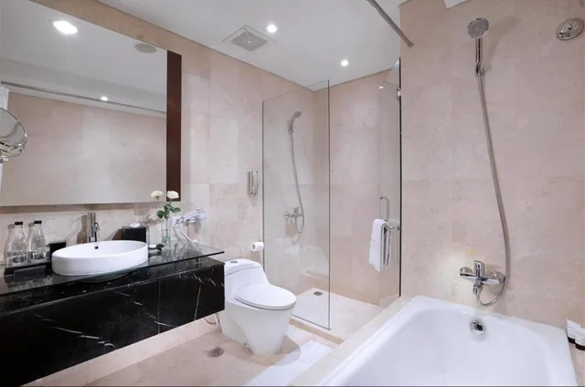 جناح بسرير كينج وسرير فردي بإطلالة على المسبح بغرفتي نوم، The Grove Suites by Grand Aston 3/3