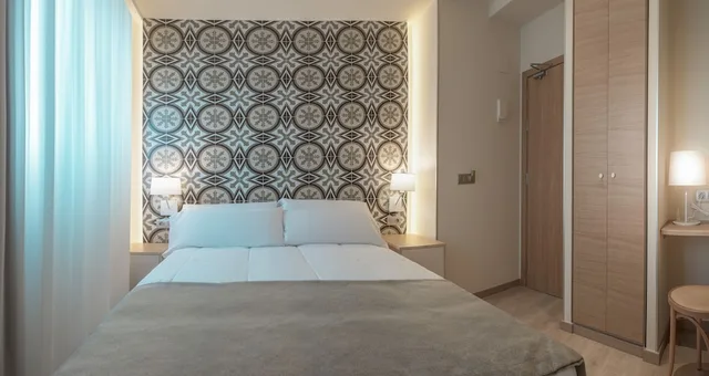 غرفة اقتصادية بسرير مزدوج، RH Canfali 1/2