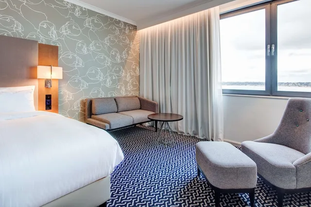 غرفة بريميوم بسريرين منفصلين بإطلالة على البحر، Radisson Blu Waterfront Hotel, Jersey 3/3