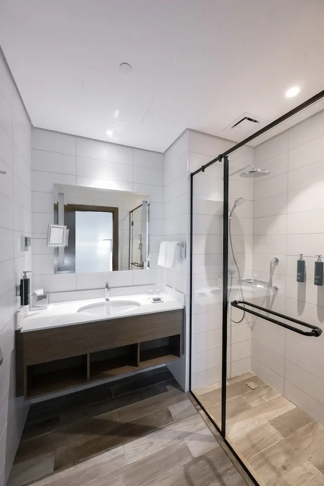 غرفة قياسية بسرير كينج، Hilton Garden Inn Al Khobar King Fahd Causeway 2/2
