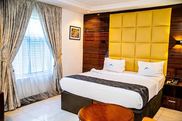جناح ملكي بسرير كينج، Caledonian Suites 1/3