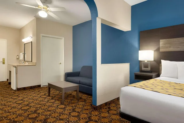 جناح بسرير كوين مع أريكة، Baymont by Wyndham Winchester 2/4