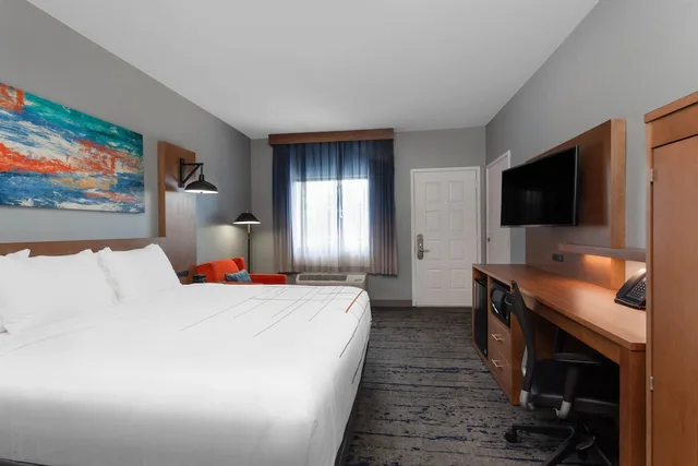 غرفة بسرير كينج بإطلالة على المسبح، La Quinta Inn Suites By Wyndham Ft Myers Sanibel Gateway 4/10