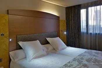 غرفة ثلاثية مع أريكة، Hotel Sancho Abarca 1/1