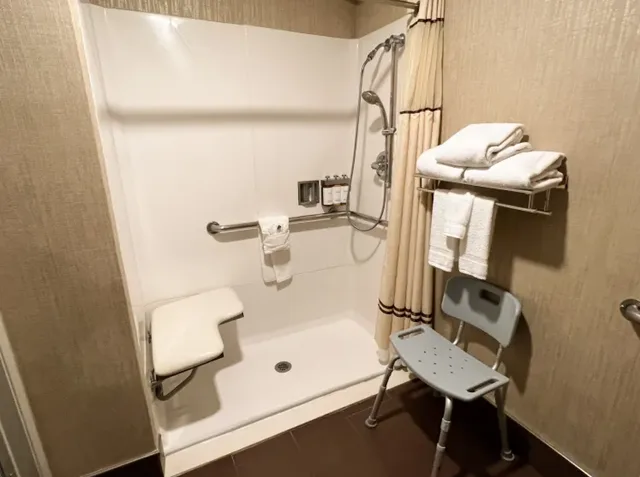 غرفة بسرير كينج لذوي الإعاقة، Empeiria High Sierra Hotel 2/2