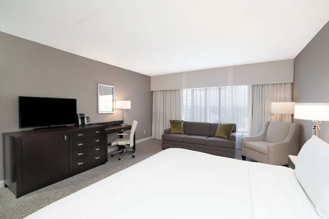 Premium, King Bed, Holiday Inn Wilmington 4/6
