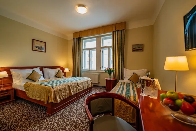 غرفة ثلاثية بسرير مزدوج وسرير فردي، U Divadla Hotel 2/5
