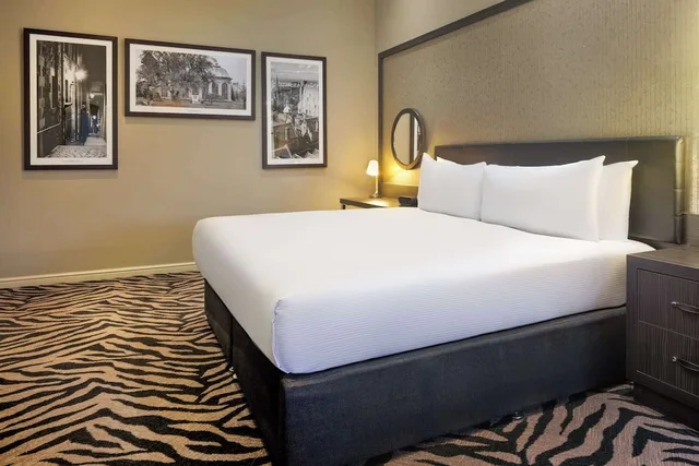 Junior Suite, King Bed, Castle View, Sofa، Doubletree By Hilton Edinburgh City Centre 1/10
