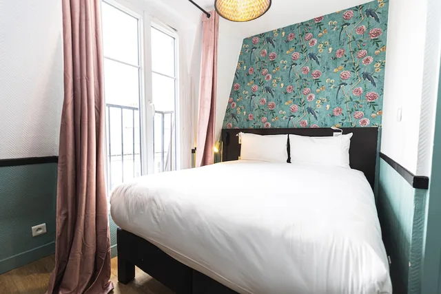 Room, Double Bed, Small, Vintage Paris Gare du Nord 8/10
