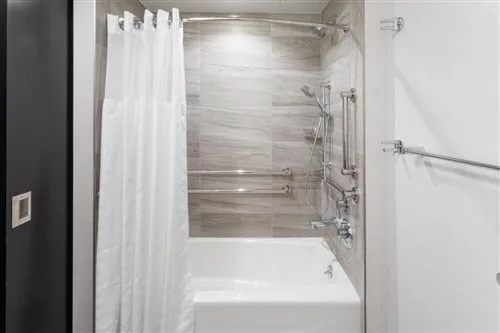 غرفة كلاسيكية بسرير كينج، Doubletree by Hilton New York Times Square South 2/2