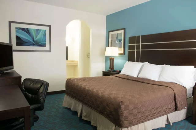 Efficiency, Standard, King Bed، Days Inn By Wyndham Humble/Houston Intercontinental Airport 1/9