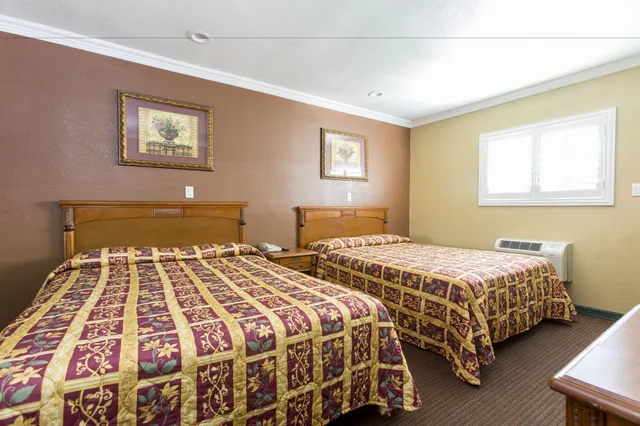 غرفة بسريرين كوين، Beverly Inn 1/3