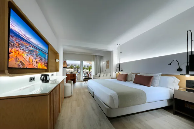 Superior, Double Bed, Pool Side، GRAND PALLADIUM PALACE IBIZA RESORT 3/5