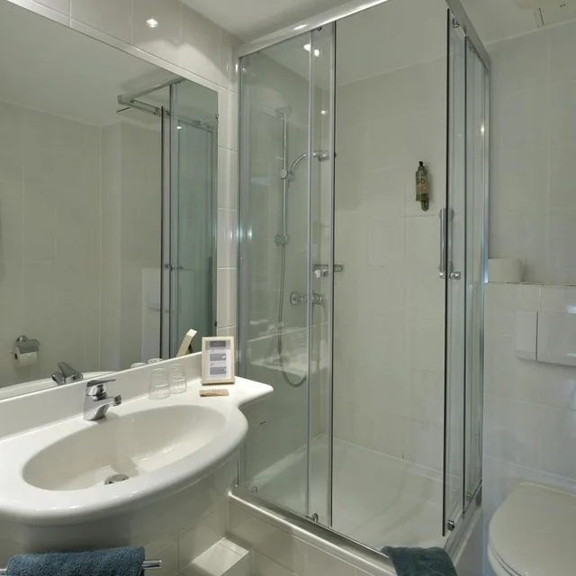 غرفة بسرير مزدوج مع أريكة، Hotel BIRGIT Berlin Mitte 4/10