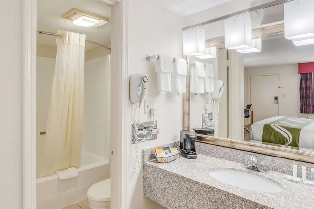 Standard, King Bed, Quality Inn and Suites Hot Springs Lake Hamilton 3/4
