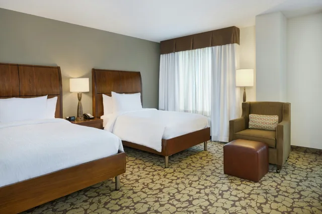 غرفة بسريرين مزدوجين بحوض استحمام لذوي الإعاقة، Hilton Garden Inn Atlanta North/Alpharetta 1/2