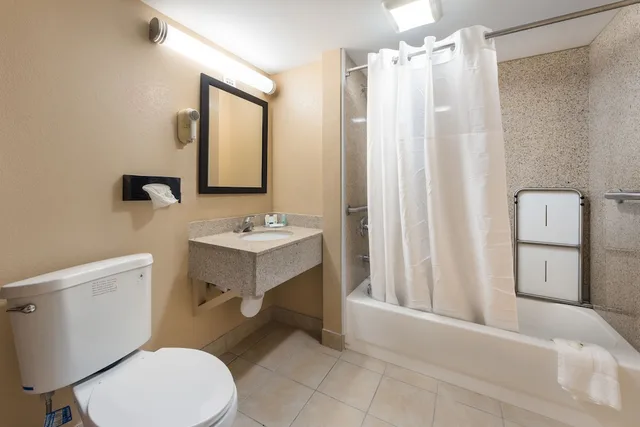 غرفة بسريرين مزدوجين لذوي الإعاقة، Quality Inn & Suites Cincinnati Uptown Norwood 4/4