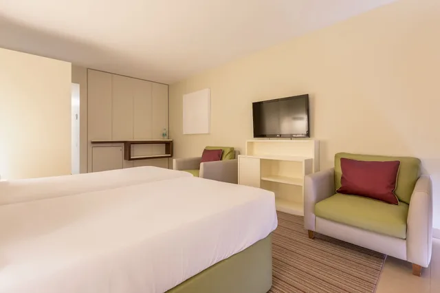 Family, Double and Twin Beds, NAU Sao Rafael Suites 1/5