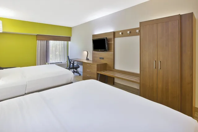 غرفة قياسية بسريرين كوين، Holiday Inn Express Hotel And Suites Cincinnati Northeast Milford 2/6