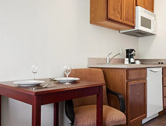 جناح بسرير كينج مع أريكة بمطبخ، Days Inn & Suites by Wyndham Columbus NE 4/4