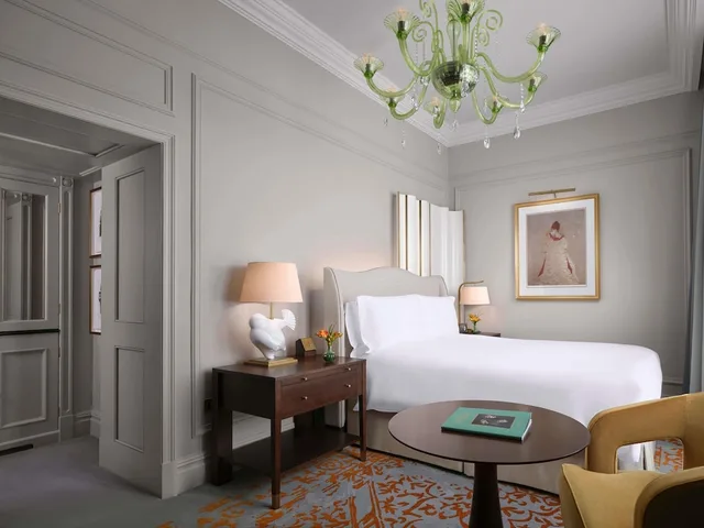 جناح جونيور بسرير كينج، The Savoy Hotel 9/10