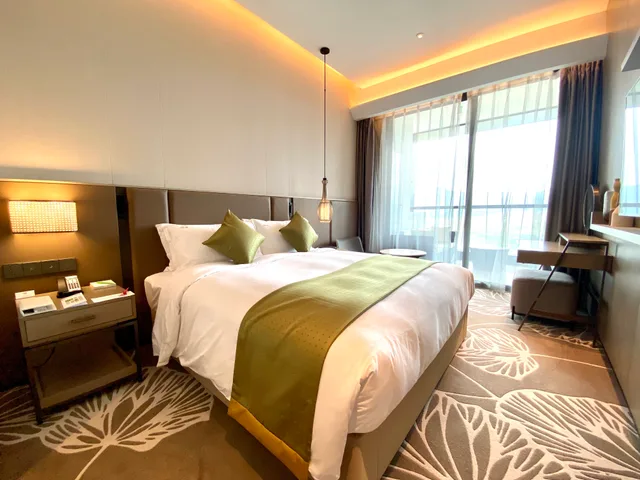 جناح بسرير كينج بإطلالة على البحيرة، Holiday Inn Resort Maoshan Hot-Spring 2/10
