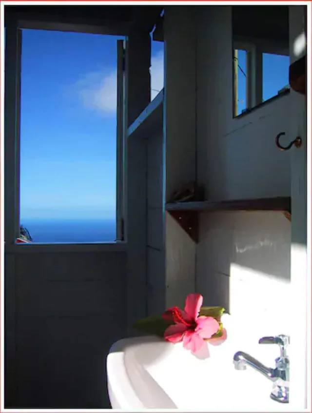كوخ بسريرين منفصلين بإطلالة على البحر بحمام خاص، El Momo Cottages 1/1