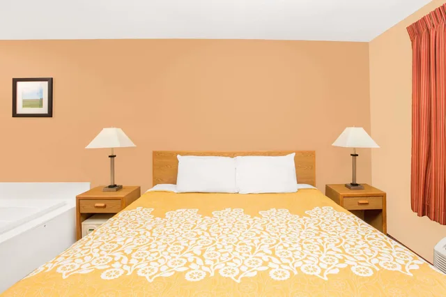 Room, King Bed, Days Inn by Wyndham Worthington 1/2