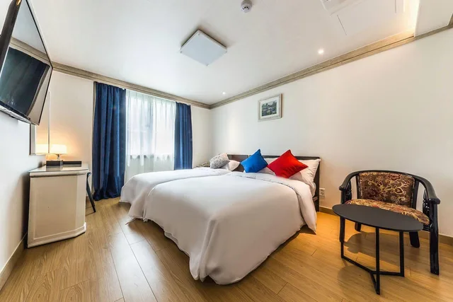 Hollywood, Twin Beds, 1 Double and 1 Single Bed، Lavita Hotel 3/3