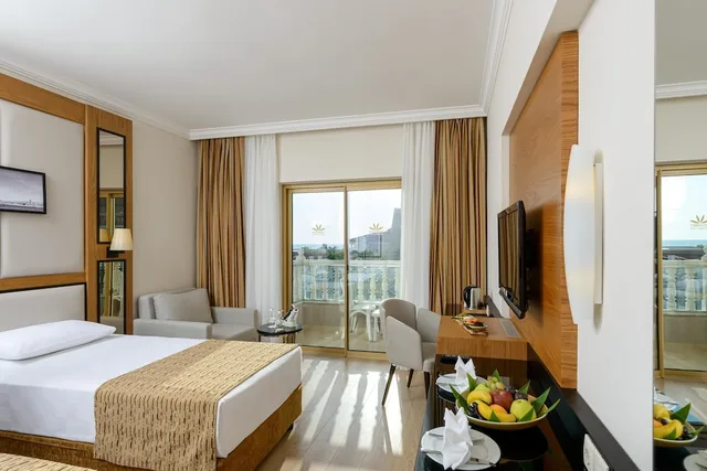 غرفة قياسية بسرير مزدوج وسرير فردي مع أريكة، Aydinbey Famous Resort 2/4