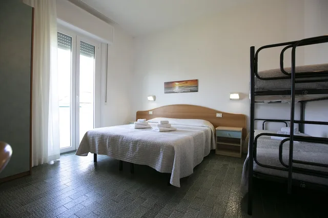 غرفة قياسية ثلاثية بثلاثة أسرّة، Hotel Mara 5/9