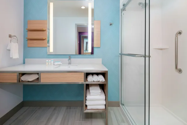 غرفة ركنية بسريرين كوين، Hilton Garden Inn Panama City Airport, FL 2/2
