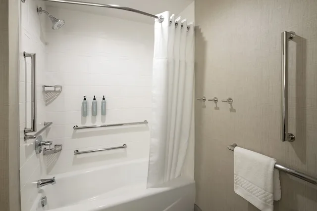 جناح بسريرين كوين بغرفة نوم واحدة مع أريكة لذوي الإعاقة، Residence Inn Jonesboro 3/3
