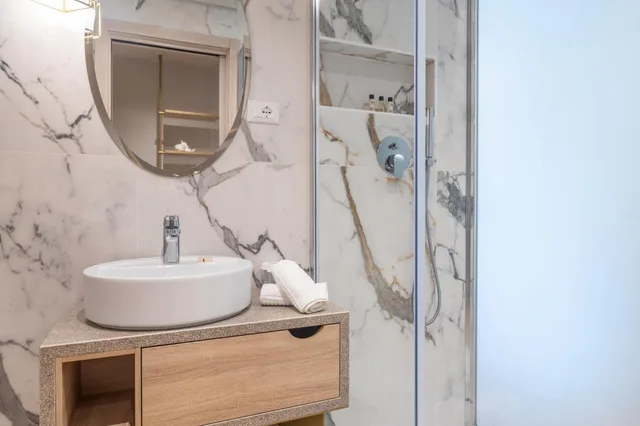 Deluxe, Double Bed, Lateral Side Sea View، Salus Smart & Chic Hotel 8/10