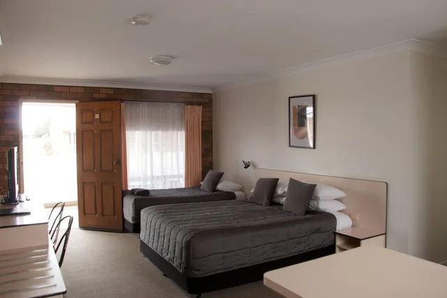 غرفة عائلية بسرير كوين وسريرين فرديين بمطبخ صغير، Highway Inn Motel 1/3