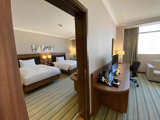 جناح بسرير كينج وسريرين منفصلين بغرفتي نوم، هيلتون جاردن إن الجبيل(Hilton Garden Inn Al Jubail) 3/4