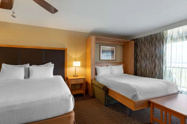 غرفة قياسية بسرير كينج وسرير كوين بمطبخ صغير، Best Western Plus Ocean View Resort 2/10