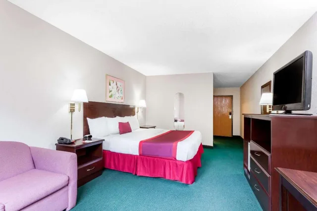 غرفة قياسية بسرير كينج لذوي الإعاقة، Ramada by Wyndham Tell City 5/6