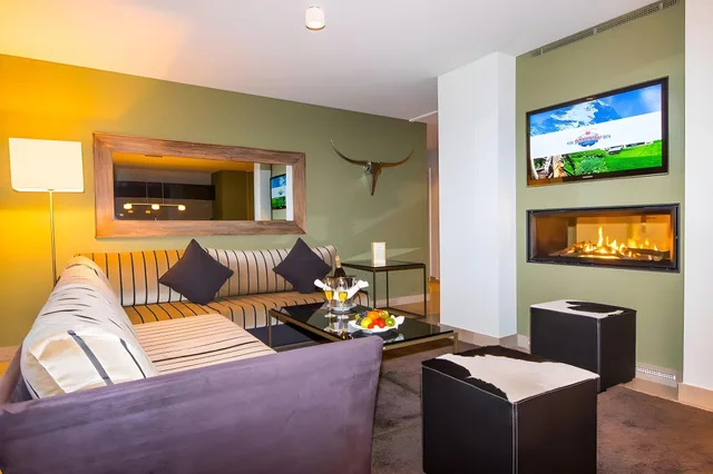 3 Bedrooms, Eiger, Superior, Suite, Single Bed, Mountain View, Balcony، Romantik Hotel Schweizerhof 1/1