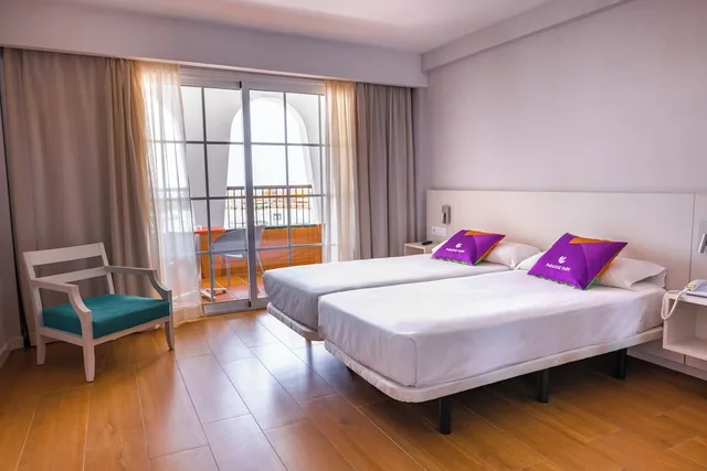 دوبلكس بريميوم بسريرين منفصلين وسرير مزدوج مع أريكة في الملحق، Paradise Park Fun Lifestyle Hotel 1/10