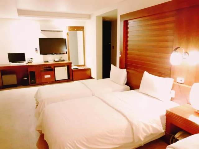 غرفة ثلاثية، Hotel Airstay 1/3
