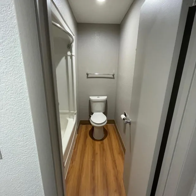 1 Full Bed - ADA/Tub, Motel6 Port Allen, LA - Baton Rouge 9/9