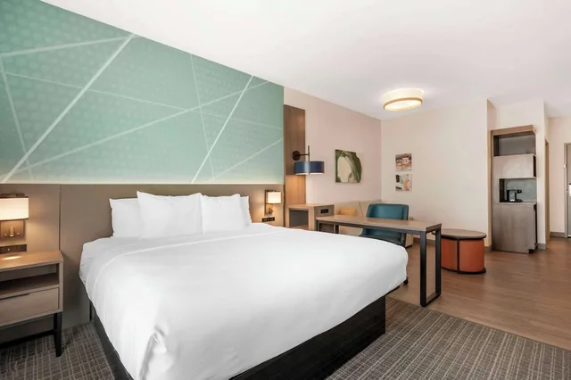 جناح بسرير كينج، Comfort Suites Richmond East 1/4